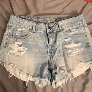 American eagle Light wash denim distressed short